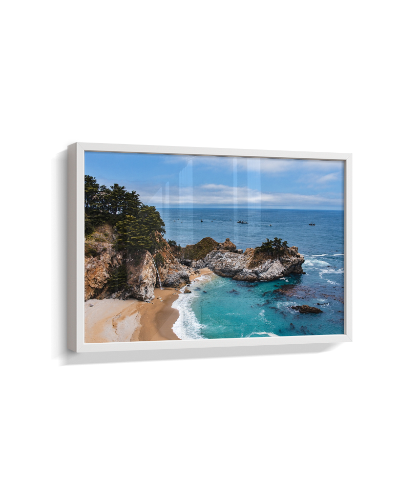 Quadro Decorativo de Praia com Mar Turquesa e Costão Rochoso
