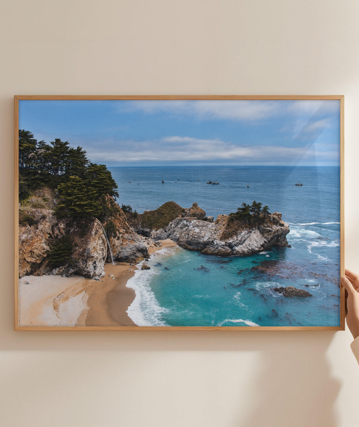 Quadro Decorativo de Praia com Mar Turquesa e Costão Rochoso