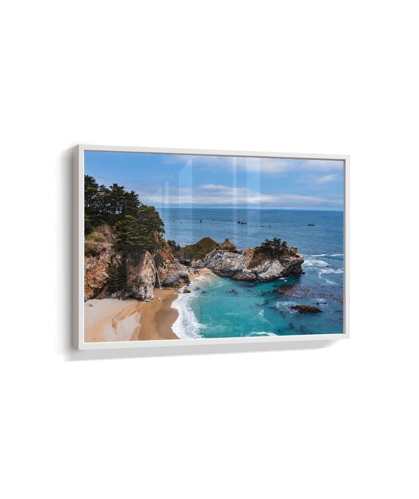 Quadro Decorativo de Praia com Mar Turquesa e Costão Rochoso