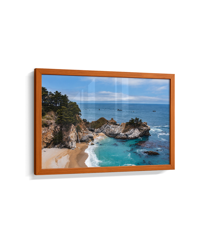 Quadro Decorativo de Praia com Mar Turquesa e Costão Rochoso