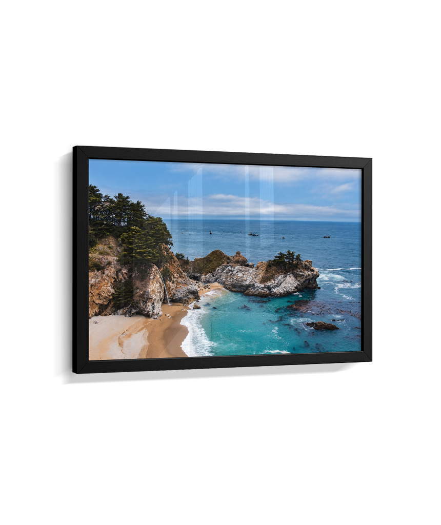 Quadro Decorativo de Praia com Mar Turquesa e Costão Rochoso