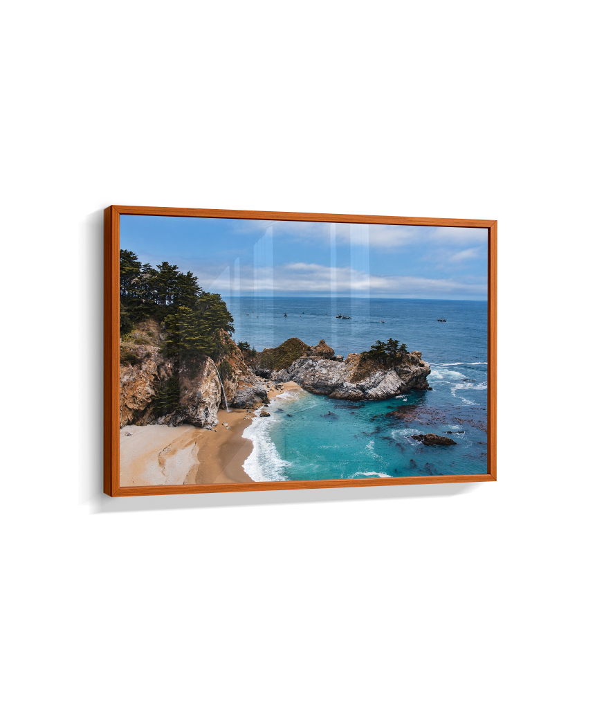 Quadro Decorativo de Praia com Mar Turquesa e Costão Rochoso