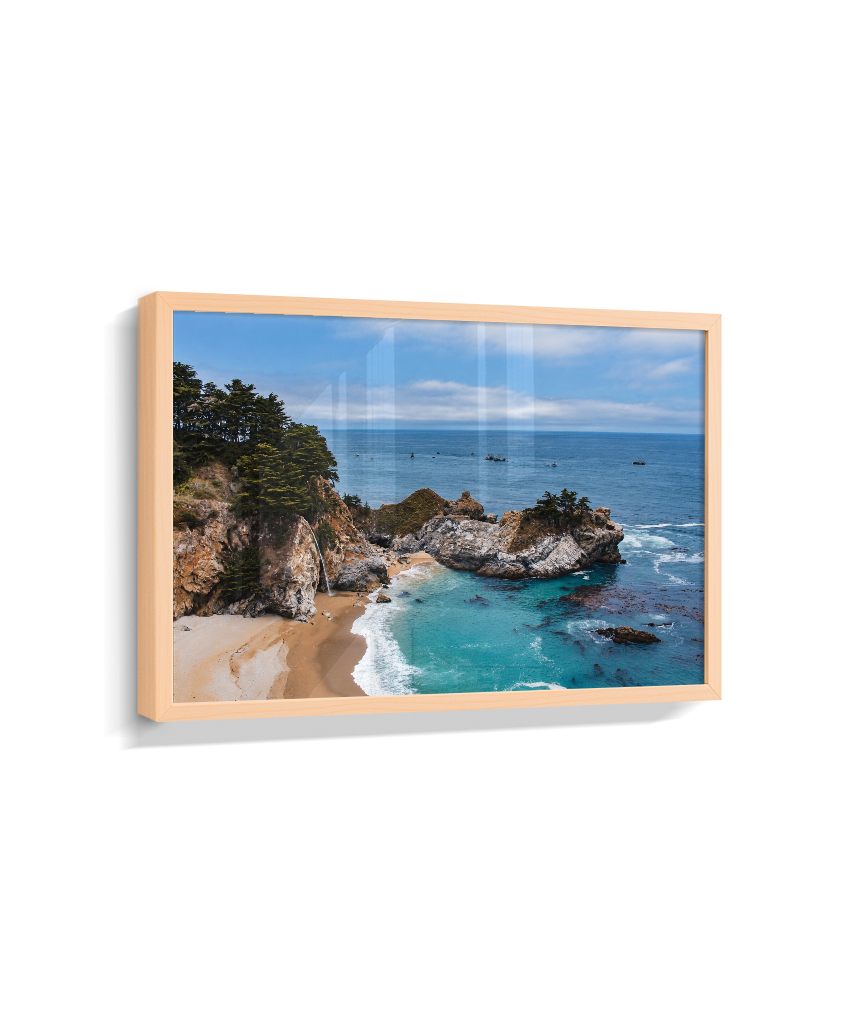 Quadro Decorativo de Praia com Mar Turquesa e Costão Rochoso