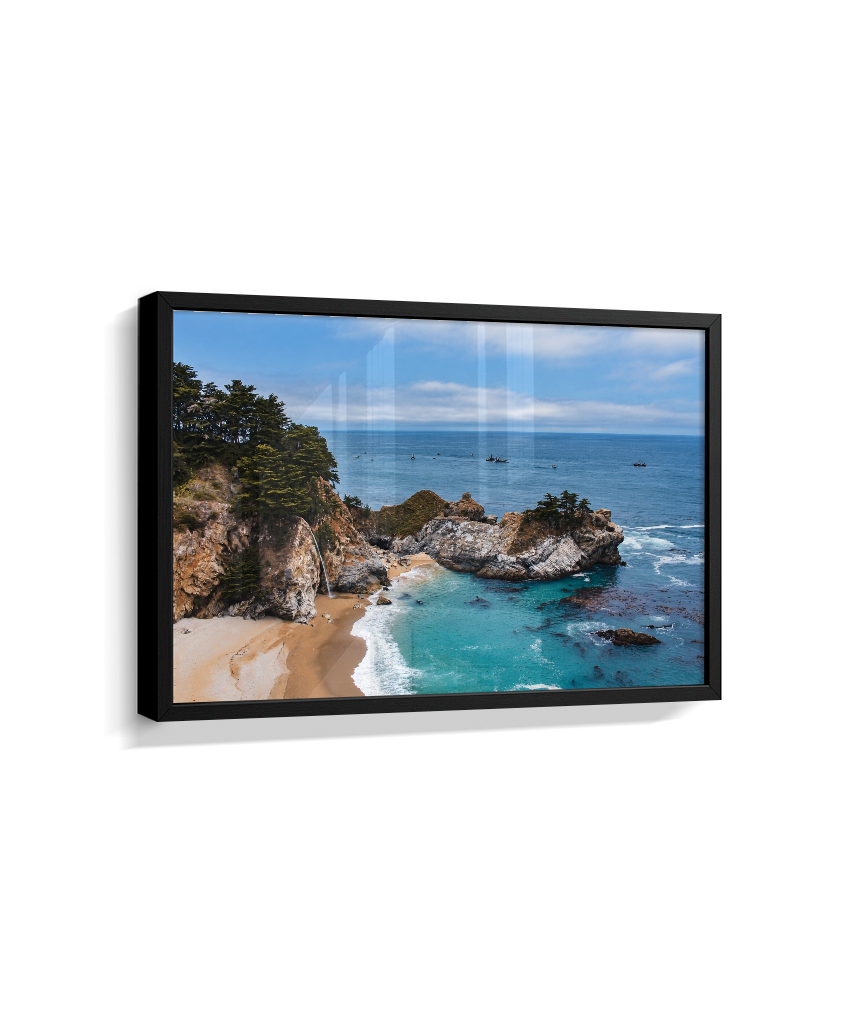 Quadro Decorativo de Praia com Mar Turquesa e Costão Rochoso