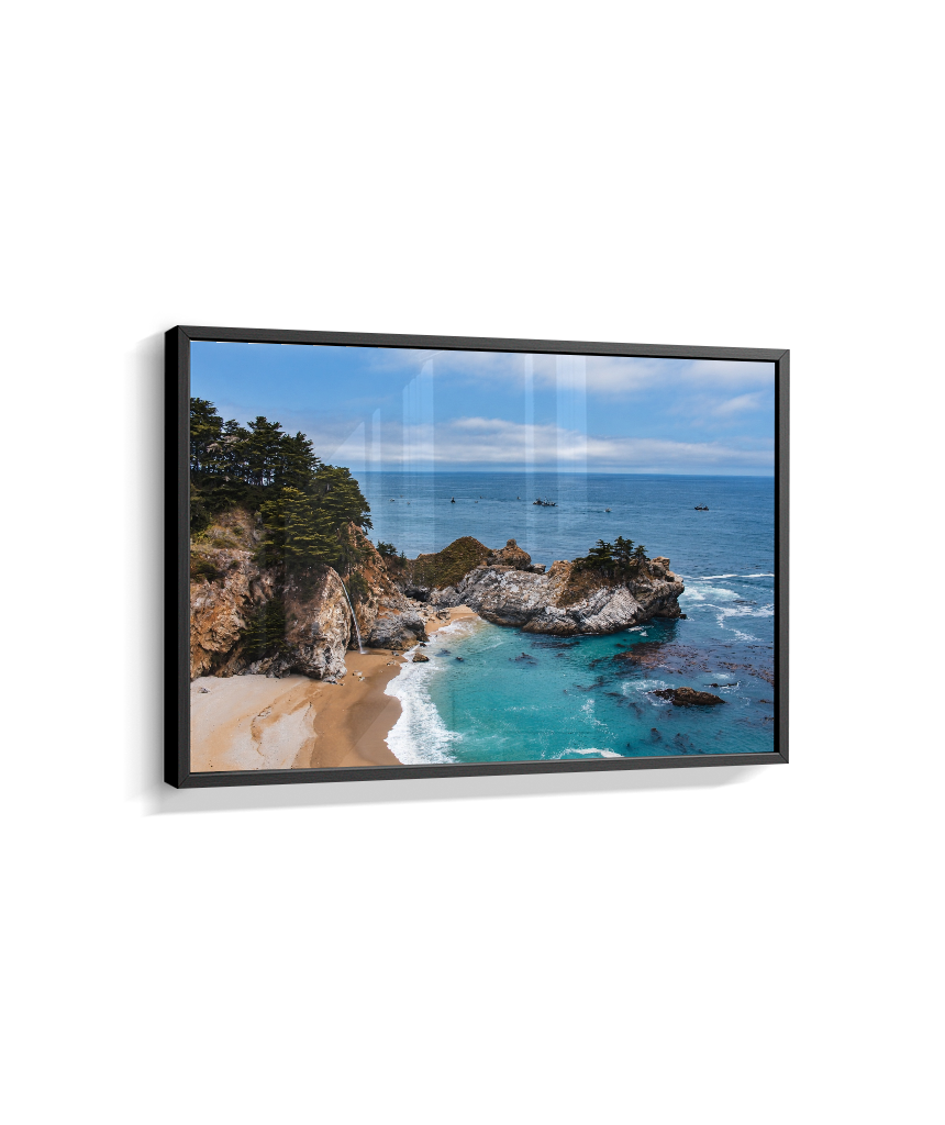 Quadro Decorativo de Praia com Mar Turquesa e Costão Rochoso
