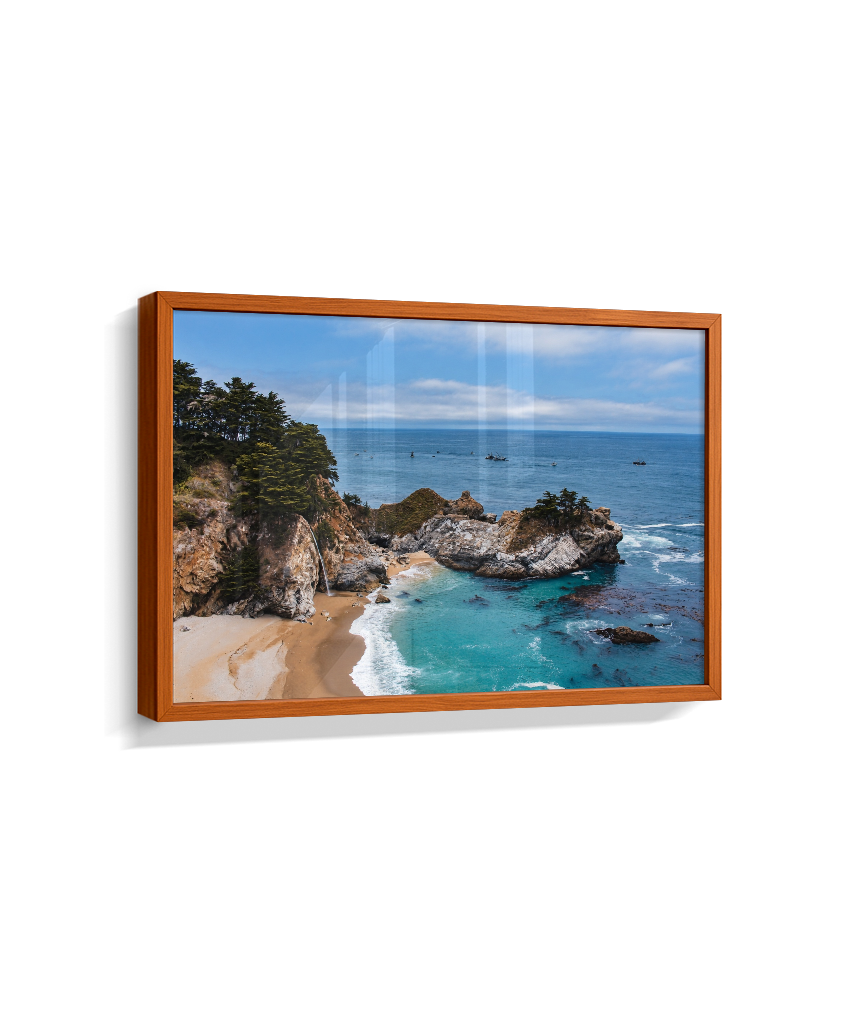 Quadro Decorativo de Praia com Mar Turquesa e Costão Rochoso