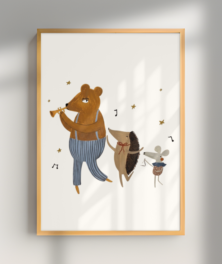 Amigos lúdicos (urso, porco espinho e rato) com música (fundo offwhite)