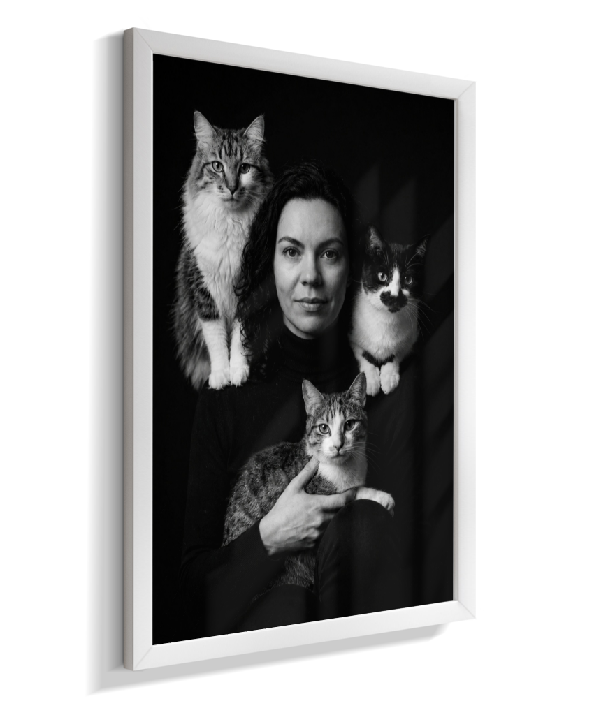 Memórias em Preto e Branco - Mulher e Gatos