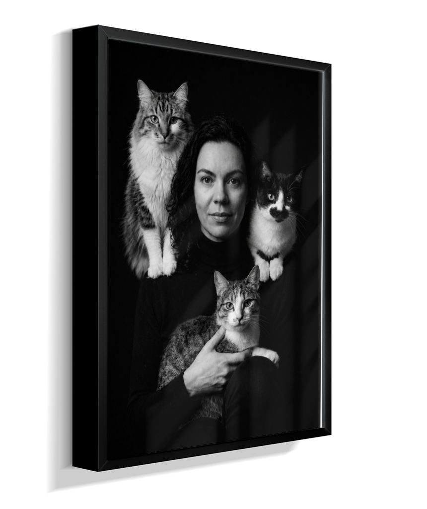 Memórias em Preto e Branco - Mulher e Gatos