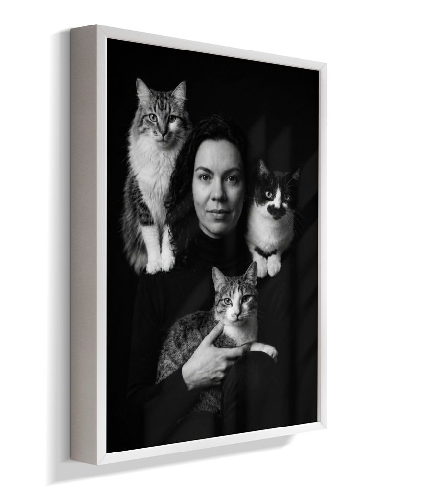 Memórias em Preto e Branco - Mulher e Gatos