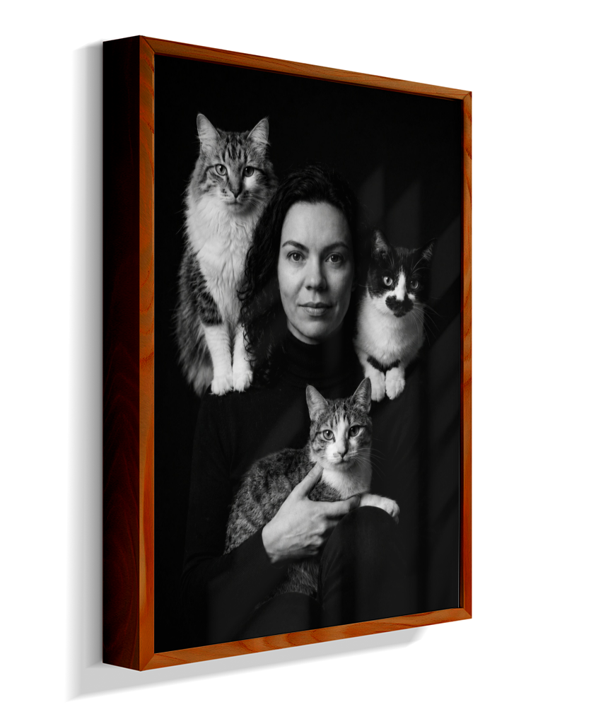 Memórias em Preto e Branco - Mulher e Gatos