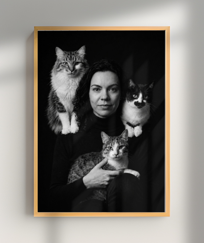 Memórias em Preto e Branco - Mulher e Gatos