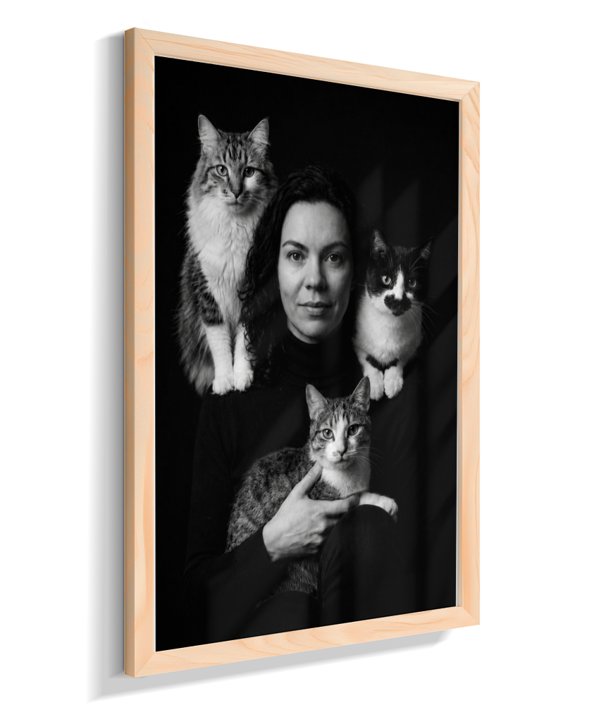 Memórias em Preto e Branco - Mulher e Gatos