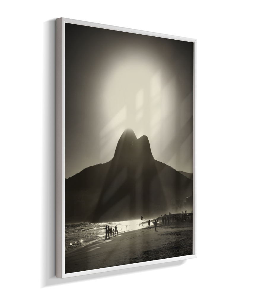 Luz sobre Dois Irmãos – Ipanema em Silhueta