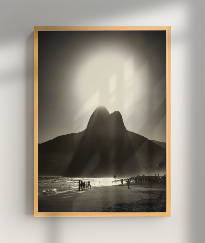 Luz sobre Dois Irmãos – Ipanema em Silhueta