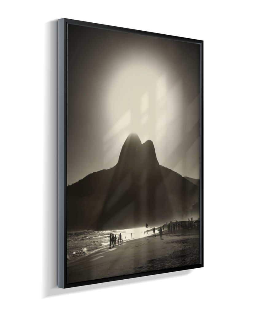 Luz sobre Dois Irmãos – Ipanema em Silhueta